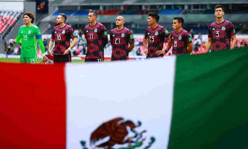 Jugadores mexicanos durante el Himno Nacional 