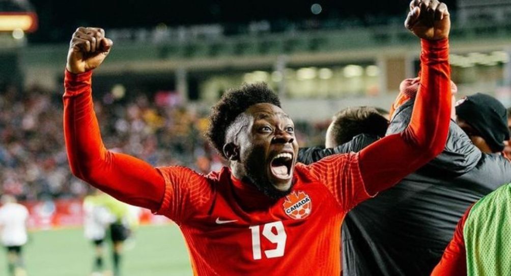 Alphonso Davies festejando un gol