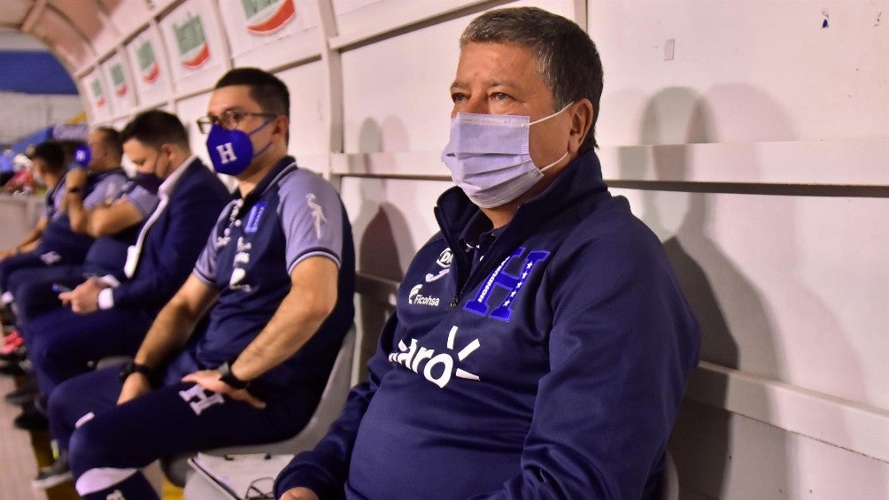 Bolillo Gómez dirigiendo a la Selección de Honduras