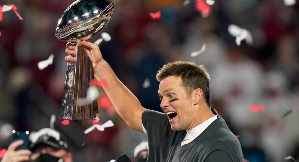 Tom Brady con el trofeo del Super Bowl