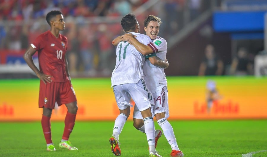 Mexicanos celebran gol ante Panamá