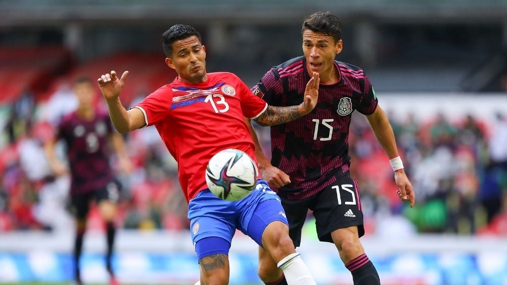 Moreno peleando un balón