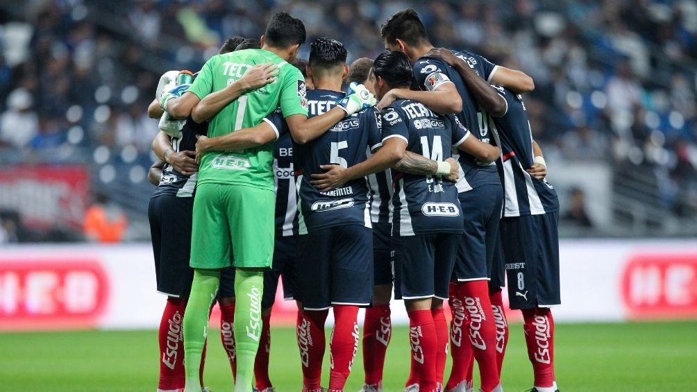 Jugadores de Rayados en un partido