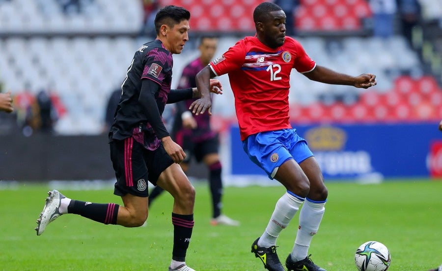 Álvarez pelea el balón con Joel Campbell