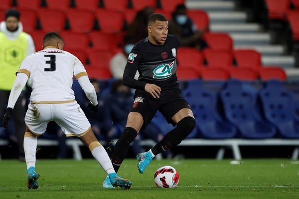 Kylian Mbappé durante un partido con el PSG