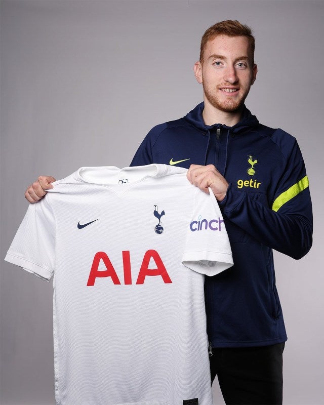 Dejan Kulusevski posando con la playera de los Spurs