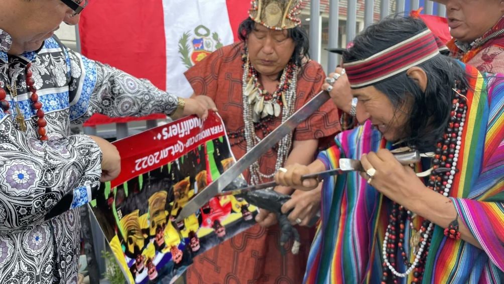 Chamanes peruanos a las afueras del Estadio Nacional de Lima