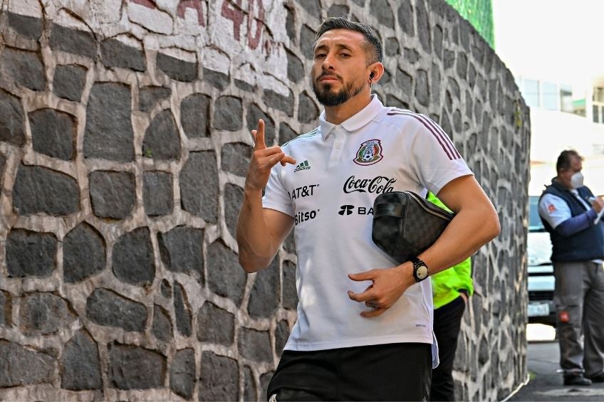 Héctor Herrera en su llegada al Estadio Azteca