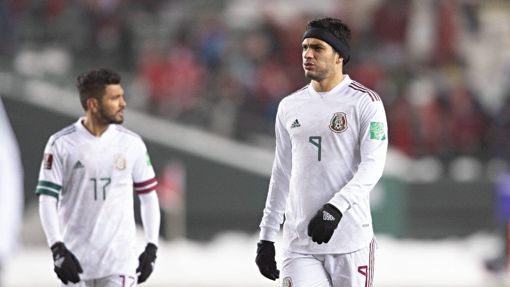 Raúl Jiménez durante un partido con el Tri