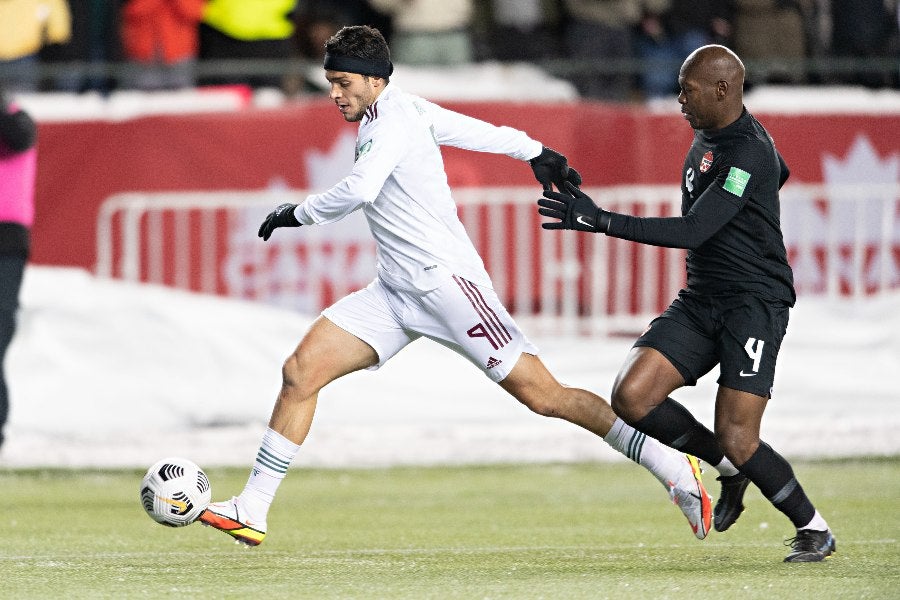 Raúl Jiménez durante un partido con el Tri