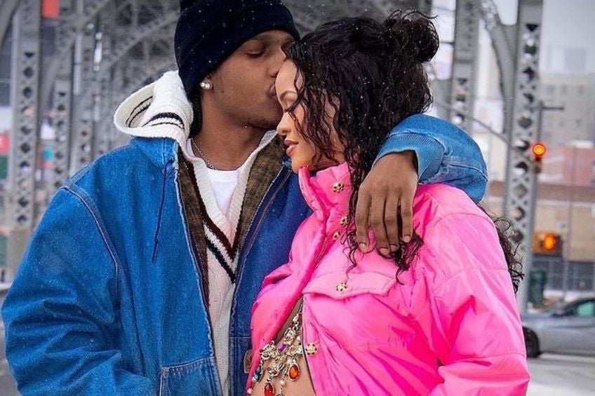 Rihanna y A$AP Rocky en el anuncio de su primer hijo