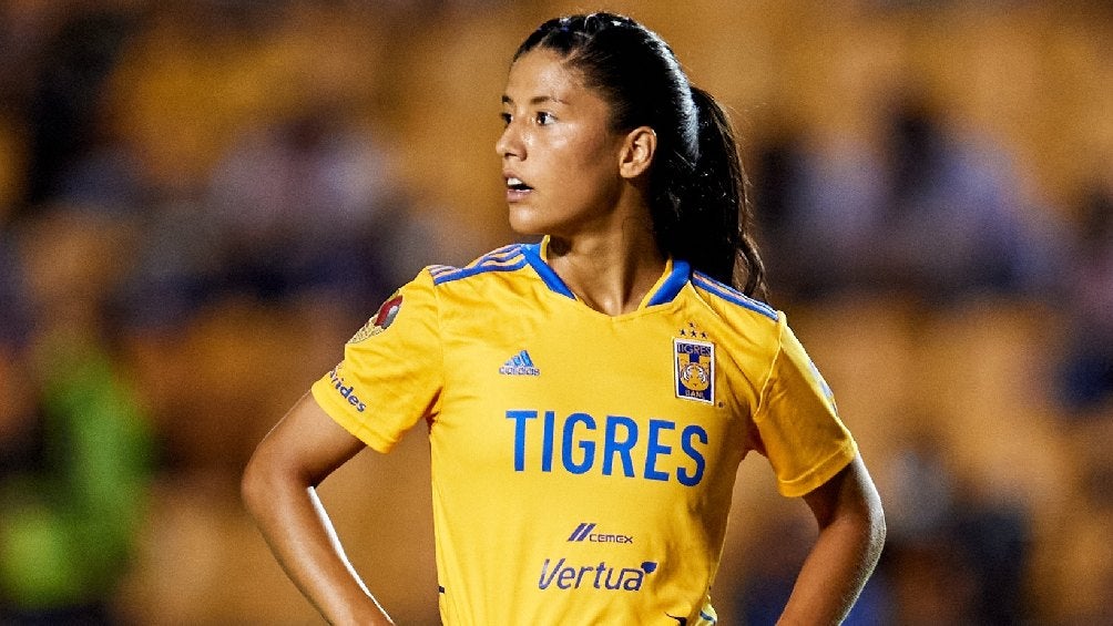 Stefany Ferrer jugando partido con Tigres en la Liga MX Femenil