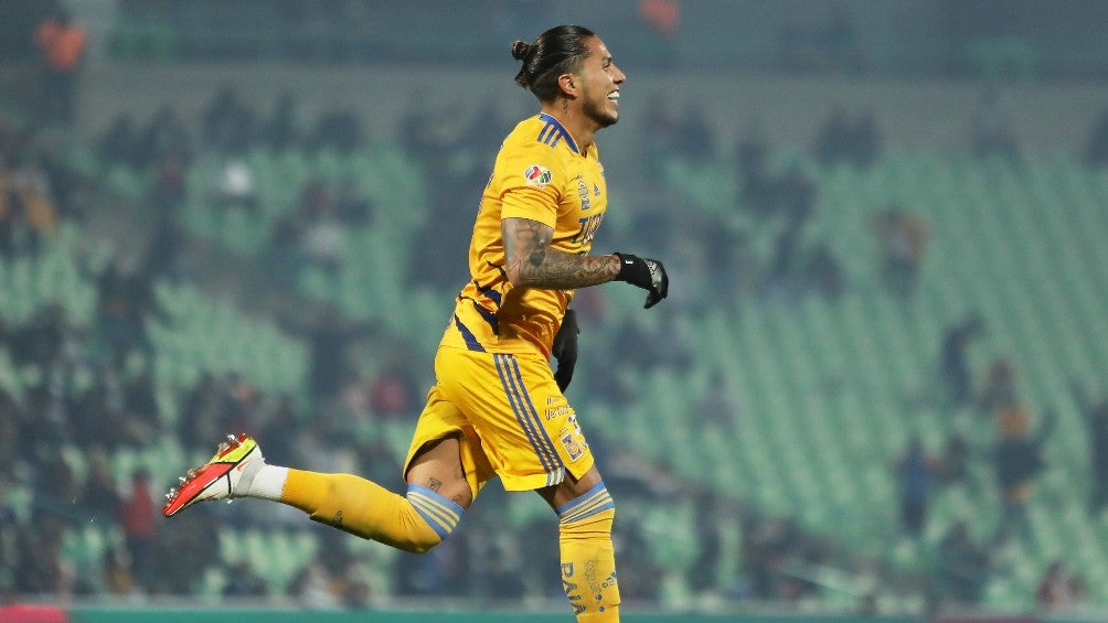 Carlos Salcedo durante un partido con Tigres