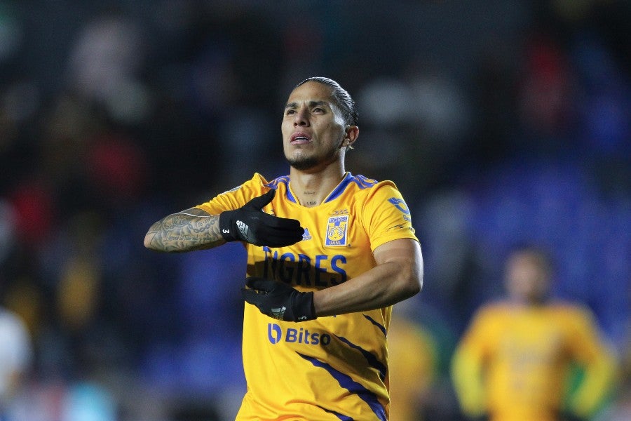 Carlos Salcedo durante un partido con Tigres