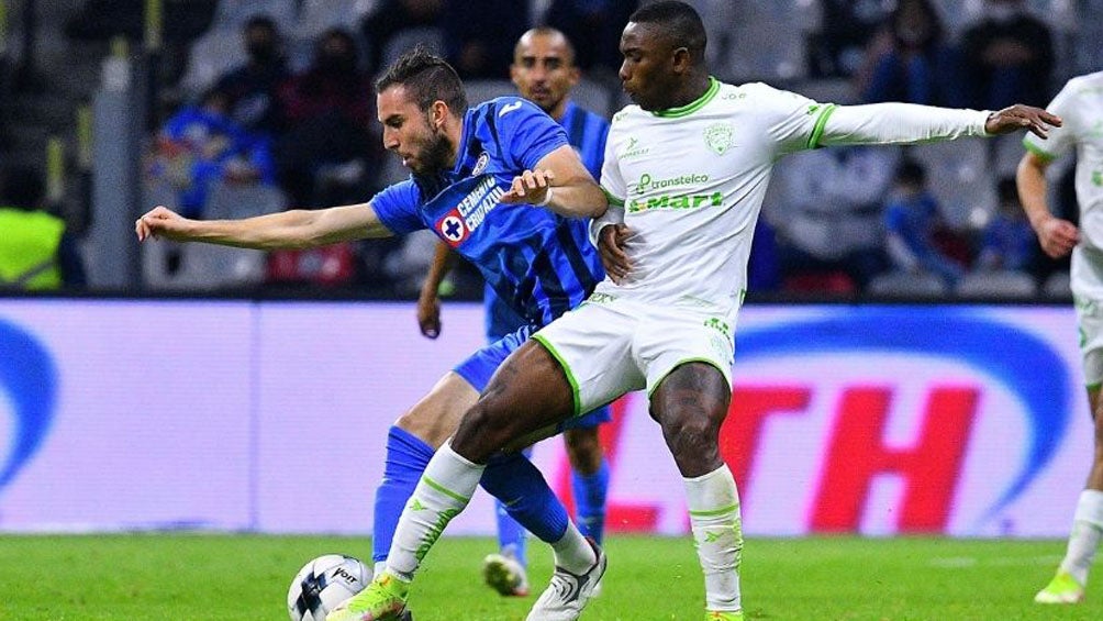 Alejandro Mayorga durante un partido de Cruz Azul 