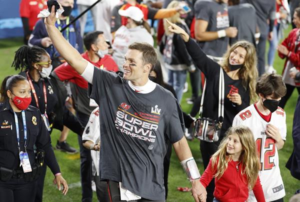 Tom Brady y su familia en festejo