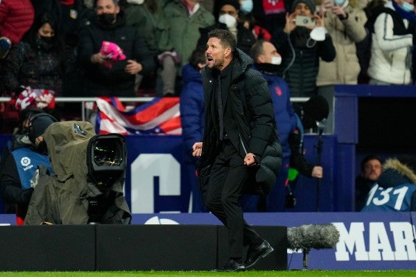 Diego Simeone en acción con el Atlético de Madrid