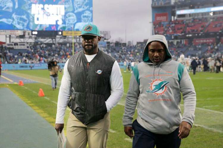 Brian Flores abandona el emparrillado tras juego