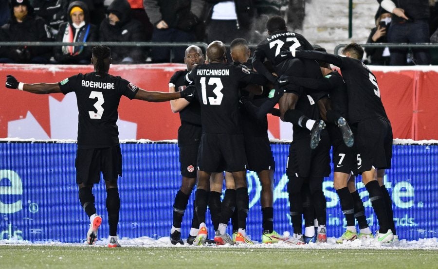 Canadienses celebran gol ante México