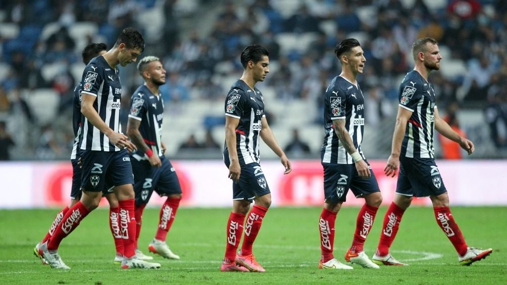 Jugadores de Rayados en un partido