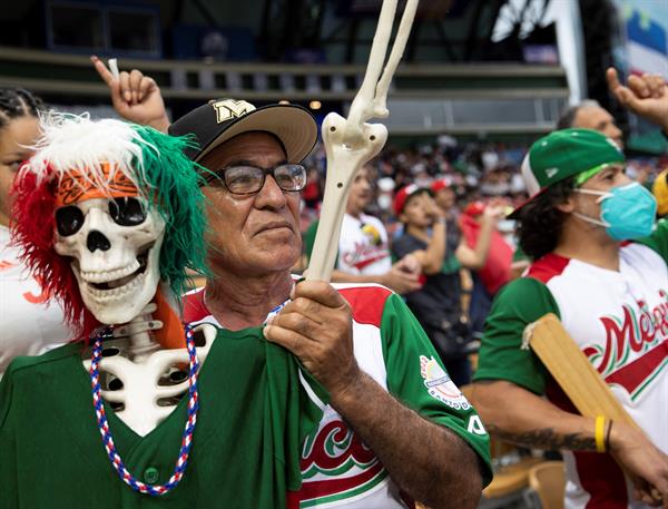 Fanáticos mexicanos celebran el triunfo de su equipo