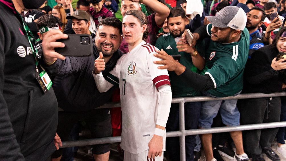 Marcelo Flores con la afición nacional