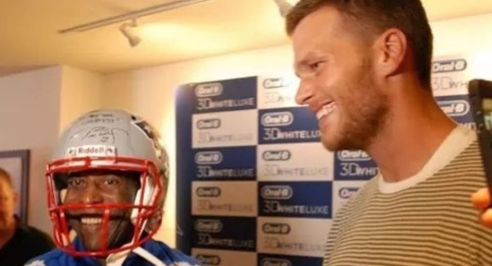 Tom Brady y Pelé intercambiando obsequios