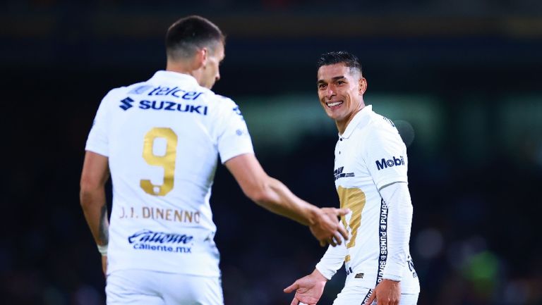 Juan Dinenno y Favio Álvarez durante partido de Pumas en la Liga MX 