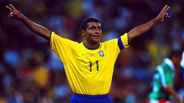 Romario festeja una anotación con Brasil