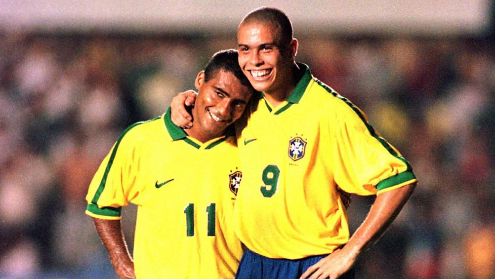 Ronaldo y Romario en un partido con Brasil