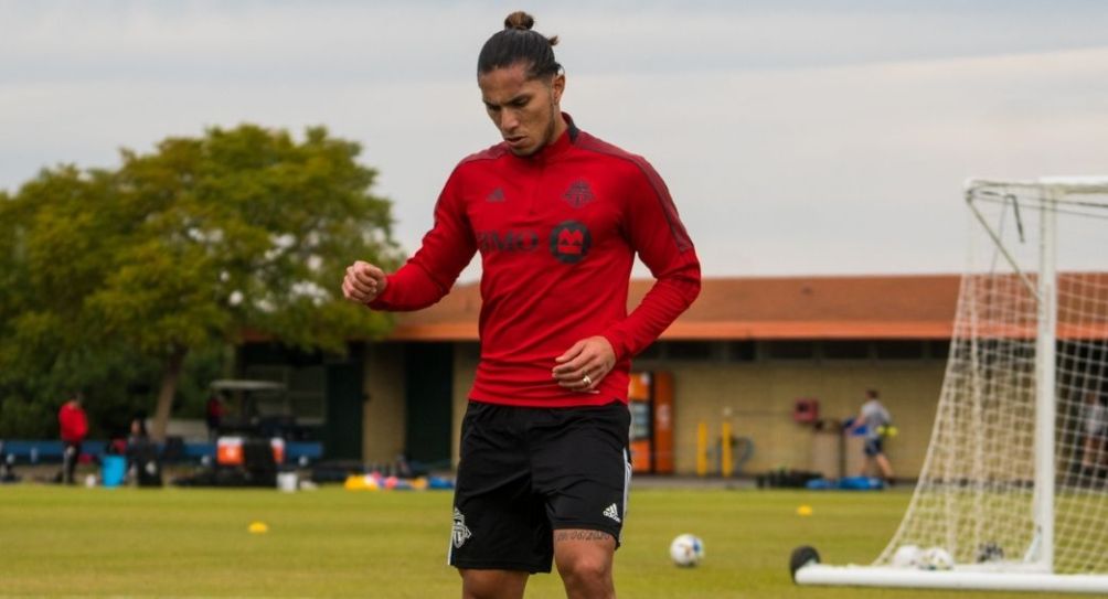 Carlos Salcedo entrenando con Toronto