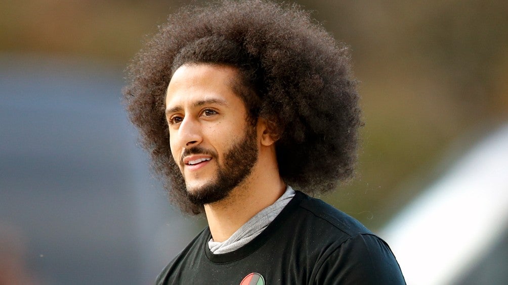 Colin Kaepernick llega a un entrenamiento en 2019