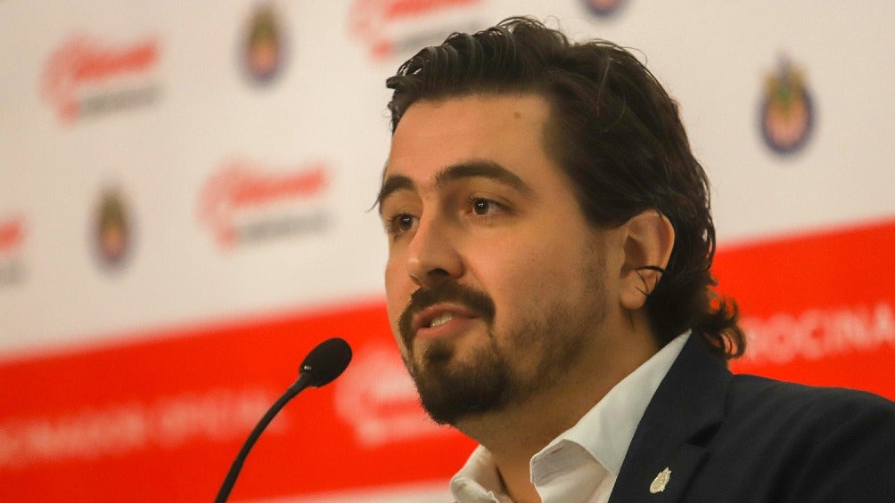 Amaury Vergara durante conferencia de prensa con las Chivas