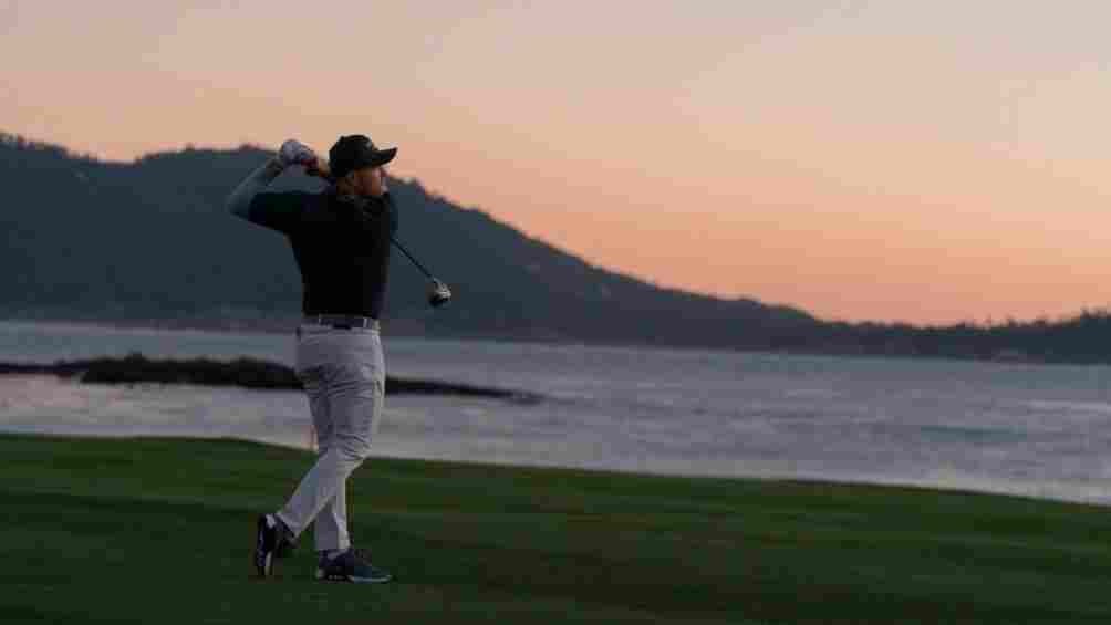 Canelo Álvarez jugando golf 