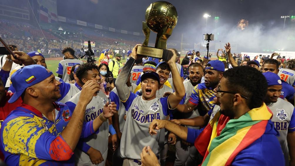 Caimanes de Barranquilla celebrando título de la Serie del Caribe