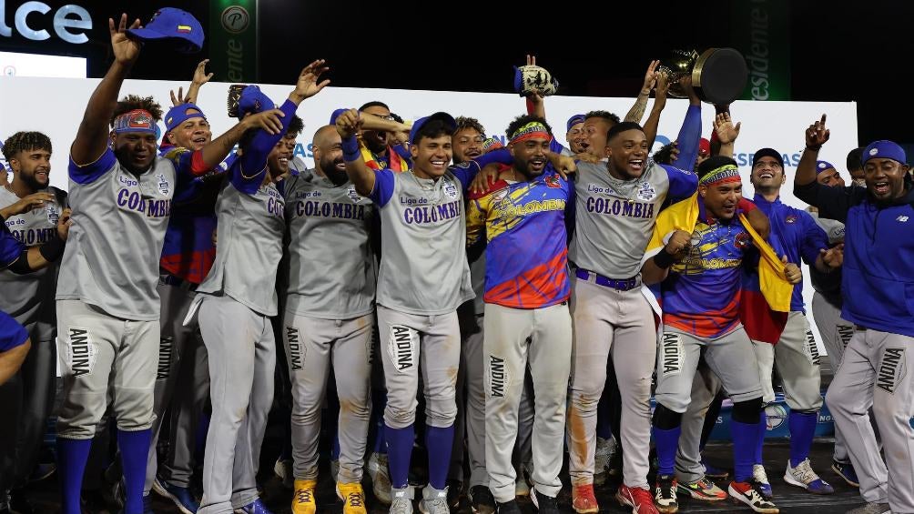 Caimanes de Barranquilla celebrando título de la Serie del Caribe