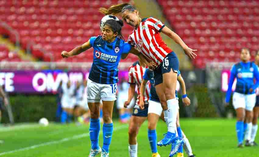 Soto y Diana García peleando por un balón 