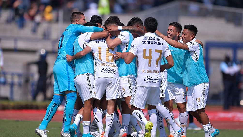 Jugadores de Pumas festejan un gol