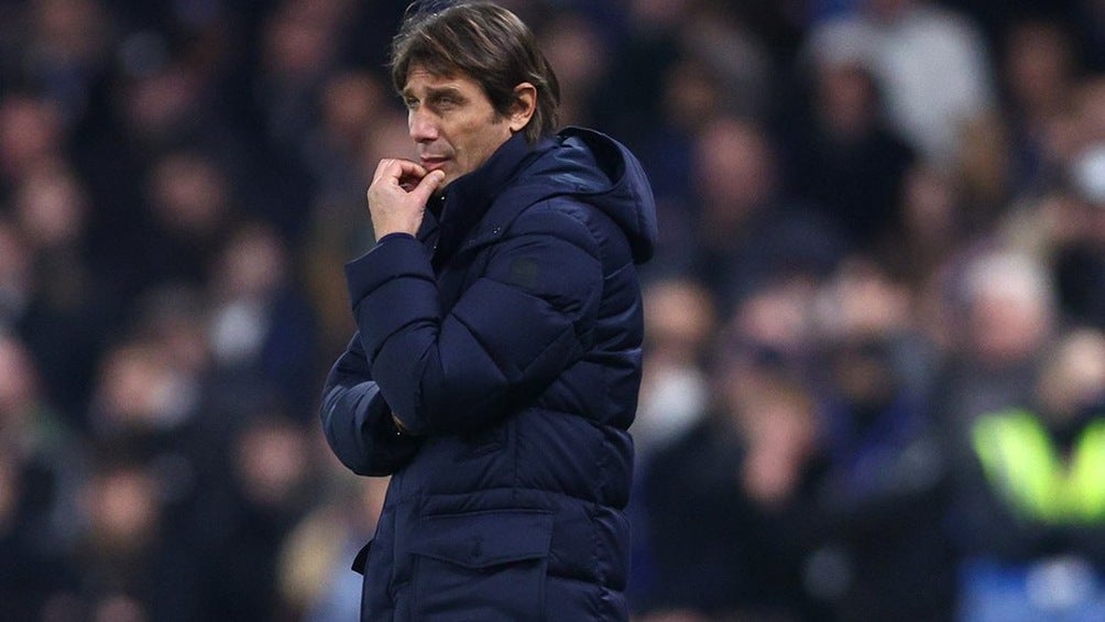 Antonio conte dirigiendo partido de Tottenham Hotspur