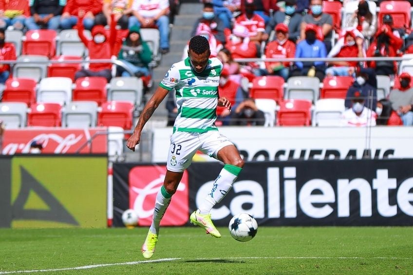 Ayrton Preciado durante un partido de Santos