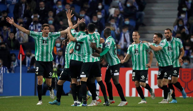 Jugadores del Betis festejan un tanto vs la Real Sociedad 