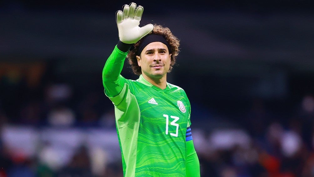 Guillermo Ochoa en acción con el Tri