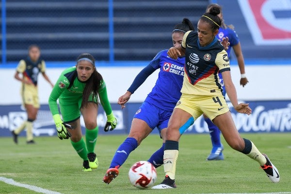 Gabriela Lozada en el Clásico Joven con Las Águilas