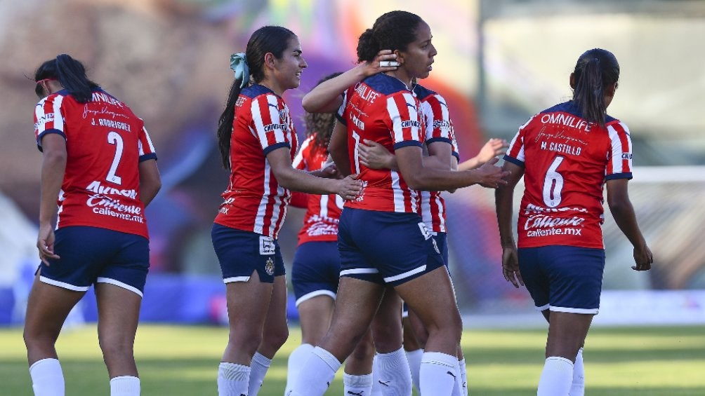 Jugadoras de Chivas celebrando anotación ante Queretaro