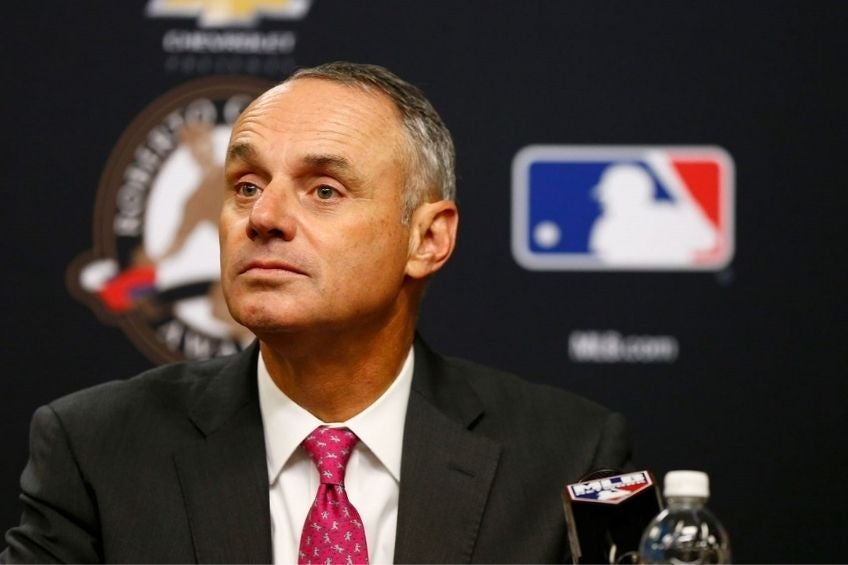 Rob Manfred en conferencia de prensa