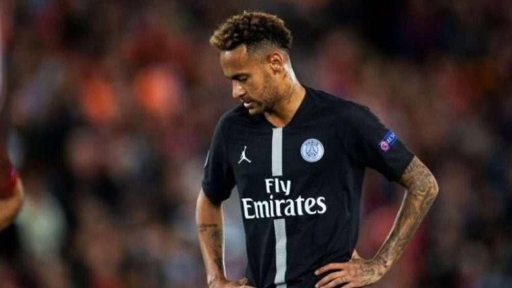 Neymar posa durante partido del PSG