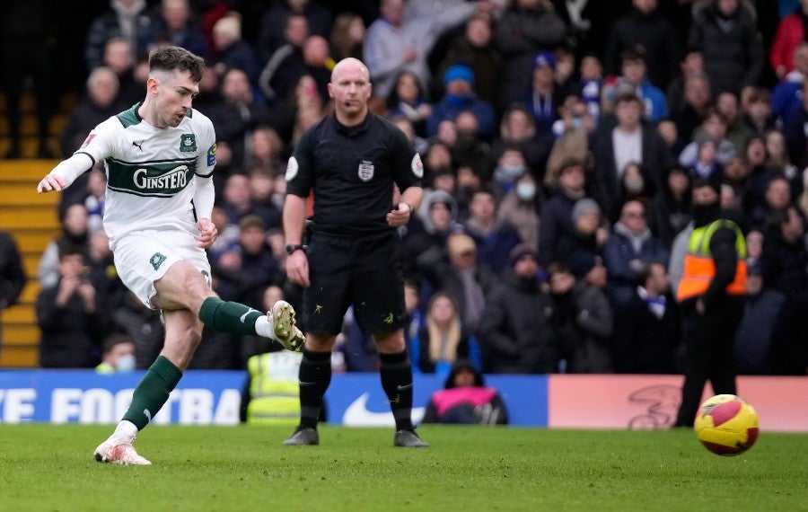 Kepa Arrizabalaga detuvo el penalti de Ryan Hardie