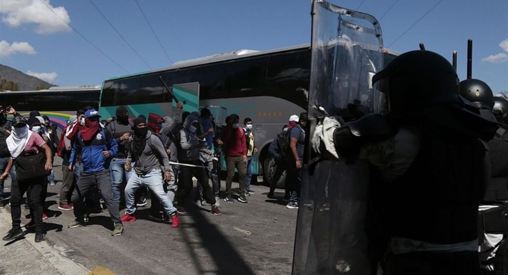 Estudiantes de Ayotzinapa se enfrentaron a la Guardia Nacional