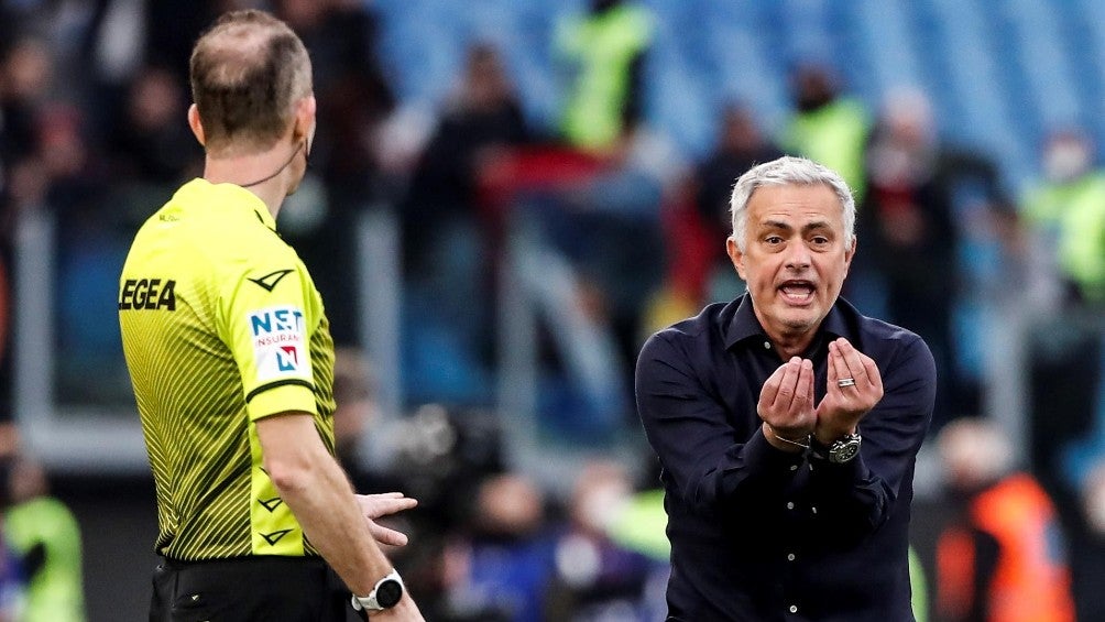 José Mourinho arremetió contra el VAR: 'El futbol es otro deporte'