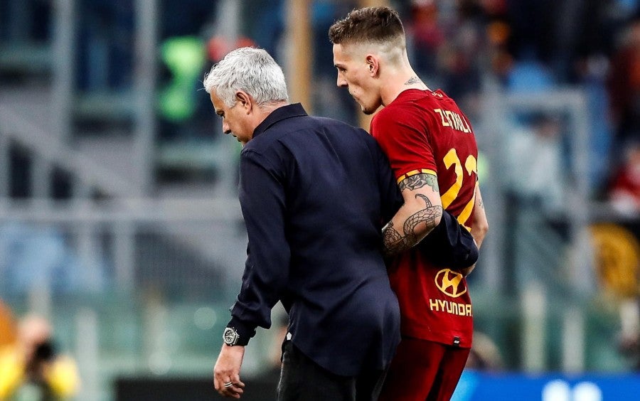 Mourinho retira del campo a Nicolò Zaniolo